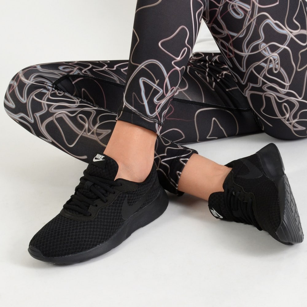 nike tanjun women's fitness walking shoes - black