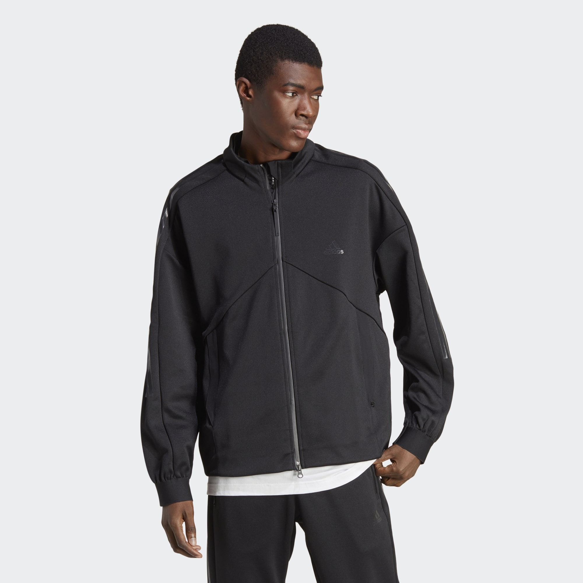 Ευέλικτο adidas track top για εντός κι εκτός γηπέδου. Είναι κατασκευασμένο από βαμβάκι και πολυεστέρα για δροσερή αίσθηση, είτε παρακολουθείς τον αγώνα από τις κερκίδες, είτε παίζεις. Οι τσέπες με φερμουάρ μεταφέρουν τις κάρτες και τα κλειδιά σου καθώς πανηγυρίζεις μετά το παιχνίδι.Κατασκευασμένο από μια σειρά από ανακυκλωμένα υλικά, περιέχει τουλάχιστον 70% ανακυκλωμένο υλικό. Αυτό το προϊόν αποτελεί μόνο μία από τις λύσεις μας για τα πλαστικά απορρίμματα. Πληροφορίες • This model is 188 cm and wears a size M. Their chest measures 84 cm and the waist 70 cm. • Φερμουάρ σε όλο το μήκος • 70% ανακυκλωμένος πολυεστέρας, 30% βαμβάκι • Πλαϊνές τσέπες με φερμουάρ • Χρώμα: Μαύρο Φροντίδα • Απαγορεύεται το λευκαντικό • Απαγορεύεται το στεγνό καθάρισμα • Απαγορεύεται η χρήση στεγνωτηρίου • Χρησιμοποιήστε μόνο ήπιο απορρυπαντικό • Μην σιδερώνετε το τύπωμα • Πλύντε ξεχωριστά και από την ανάποδη • Πλύσιμο με κλειστά φερμουάρ • Απαγορεύεται το σιδέρωμα • Κρύο πλύσιμο στο πλυντήριο